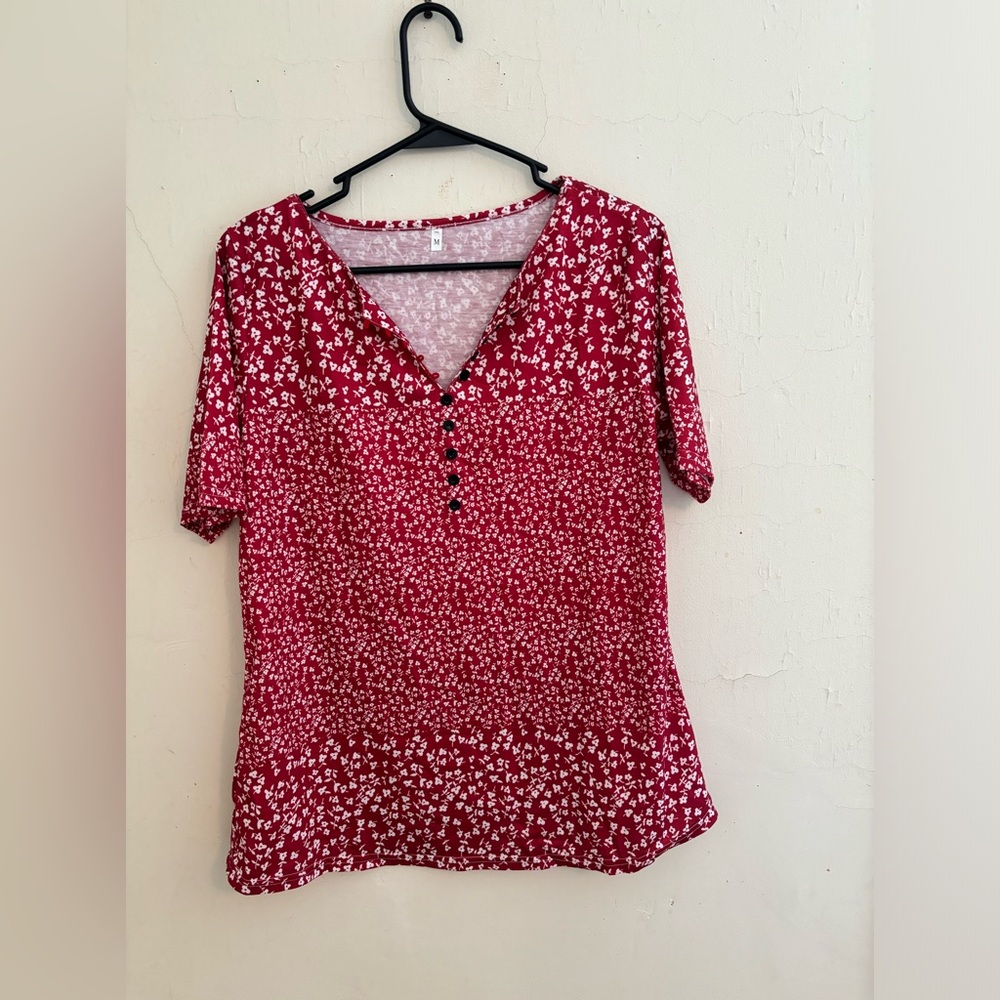 Summer top with tiny floral print quarter sleeves red and white size M